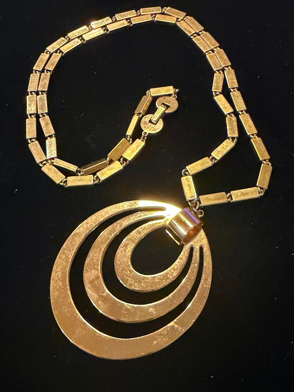 Vintage Signed Monet Gold Tone Concentric Circle Pendant Link Chain Necklace28"